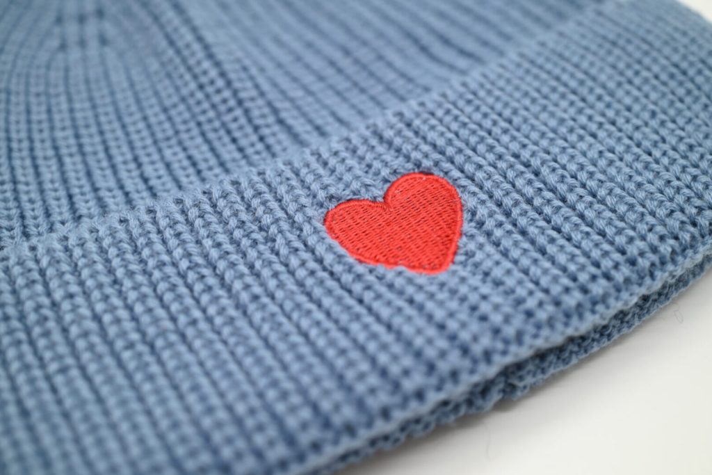 Strickmütze mit Herz – Rauchblau