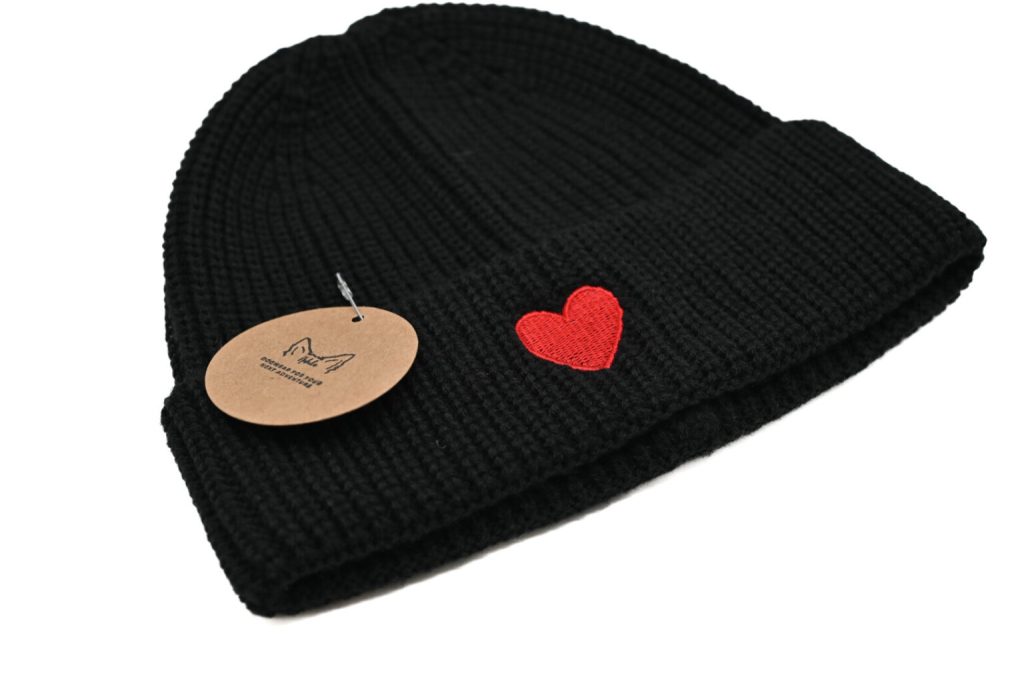 Strickmütze mit Herz – Schwarz